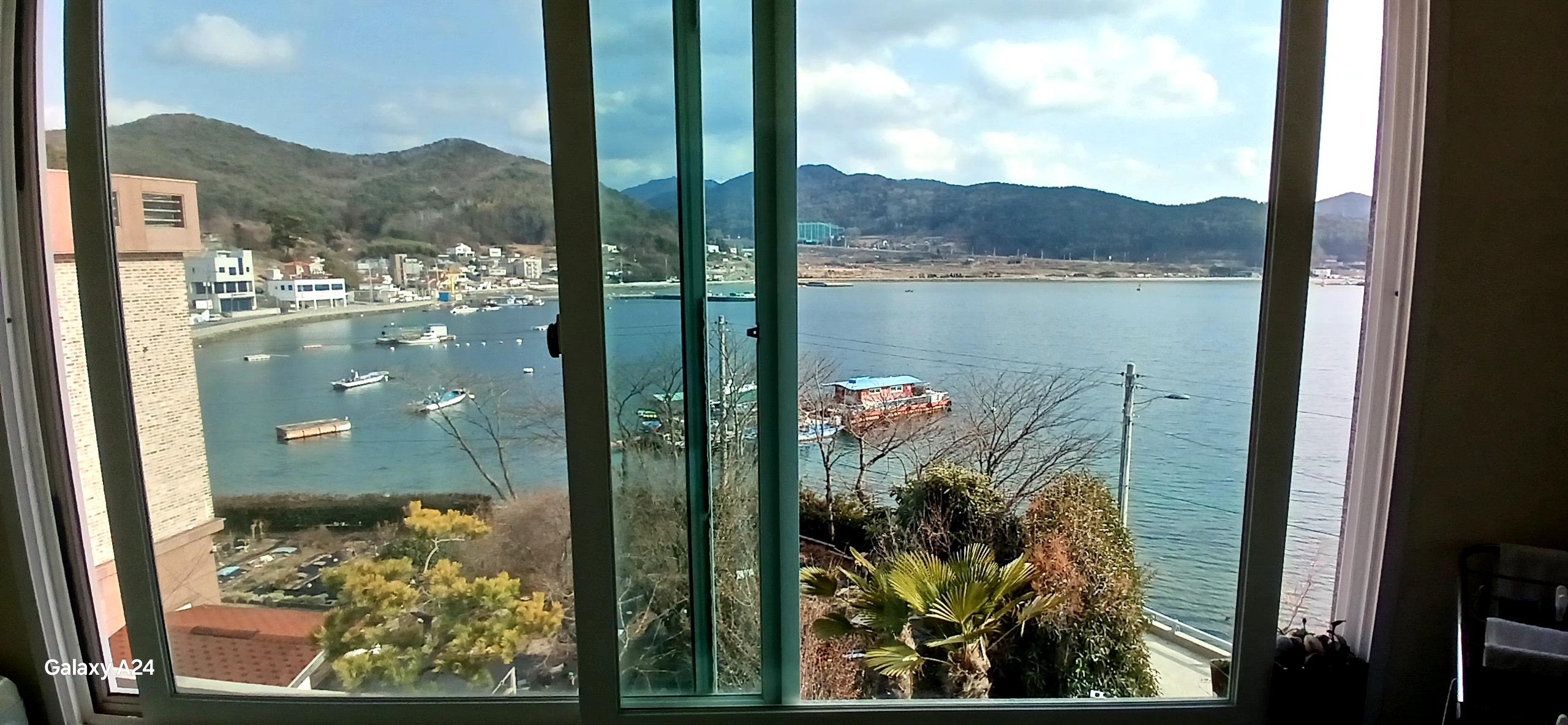 편제임스 호스트