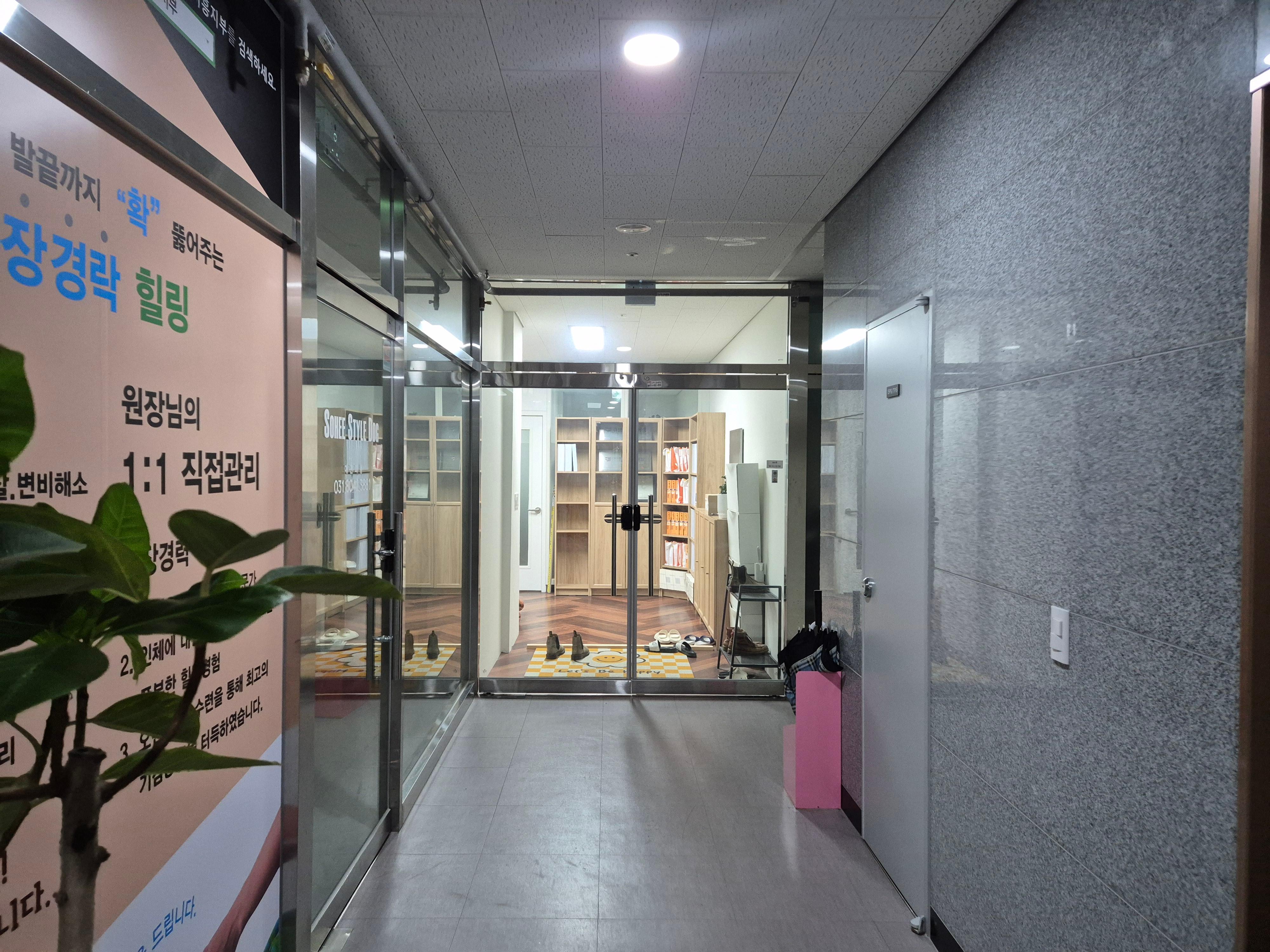 깨끗한 사무실 사진 3