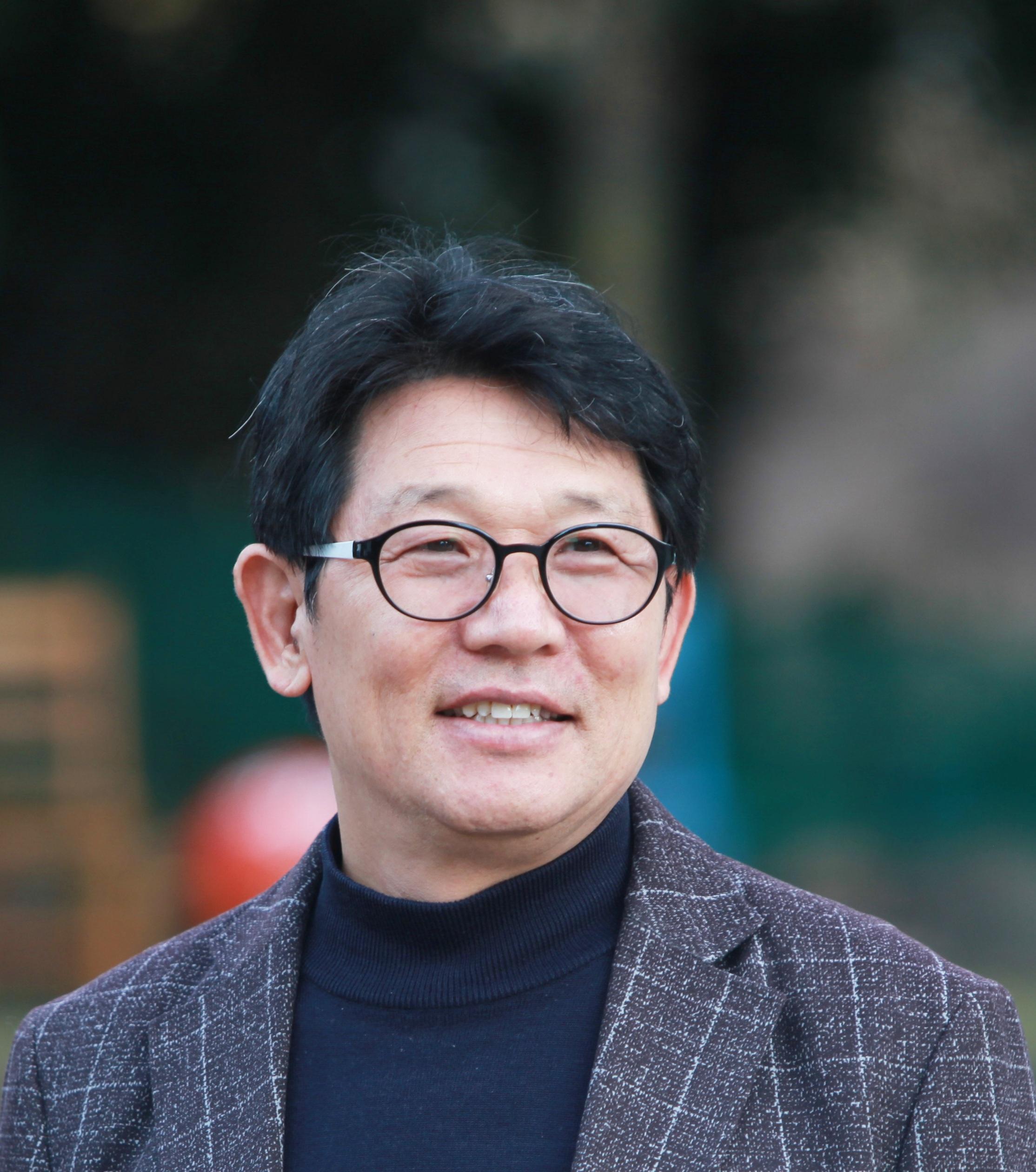 김신홍 호스트