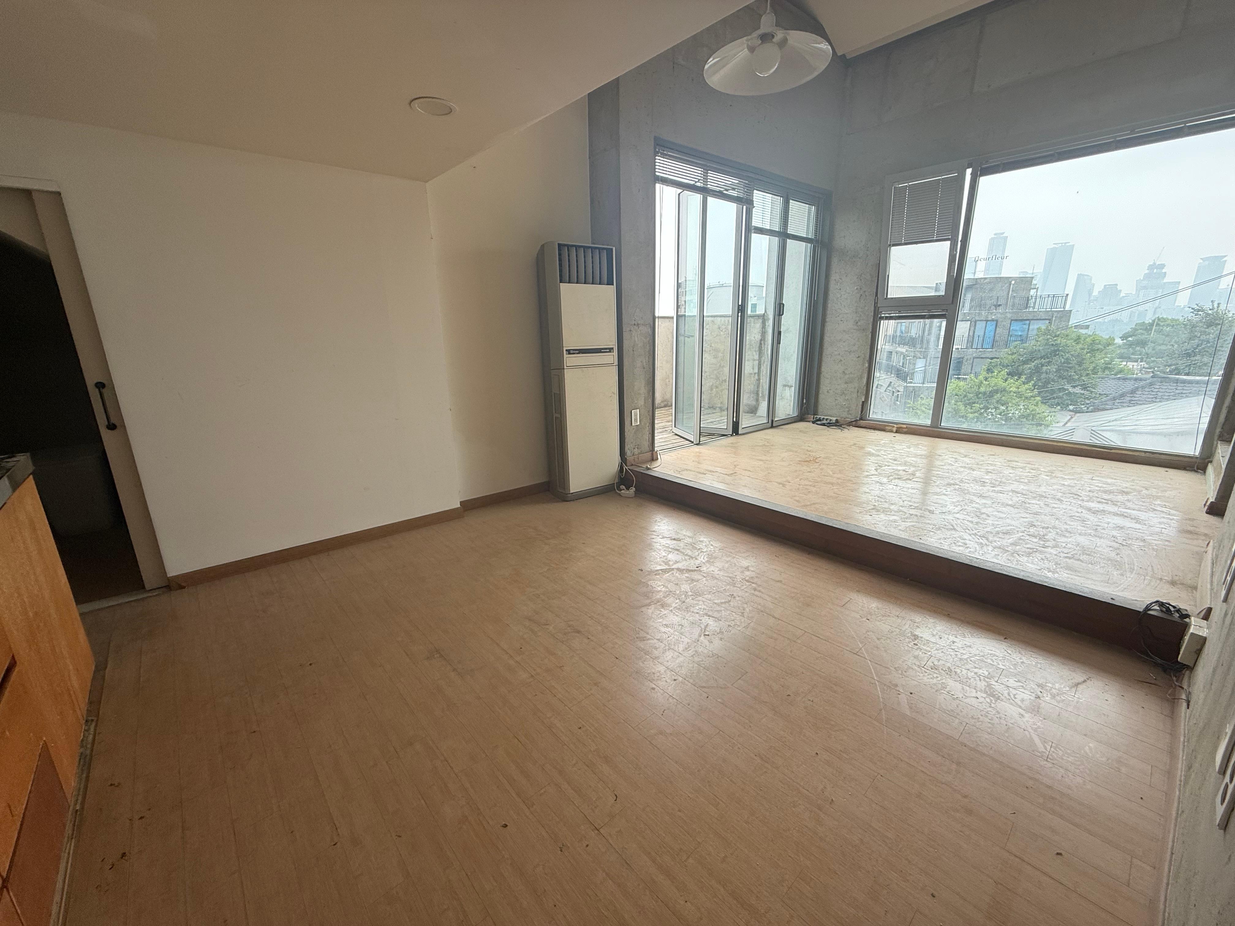 노출 콘크리트의 내부와 한강 전망 사진 5