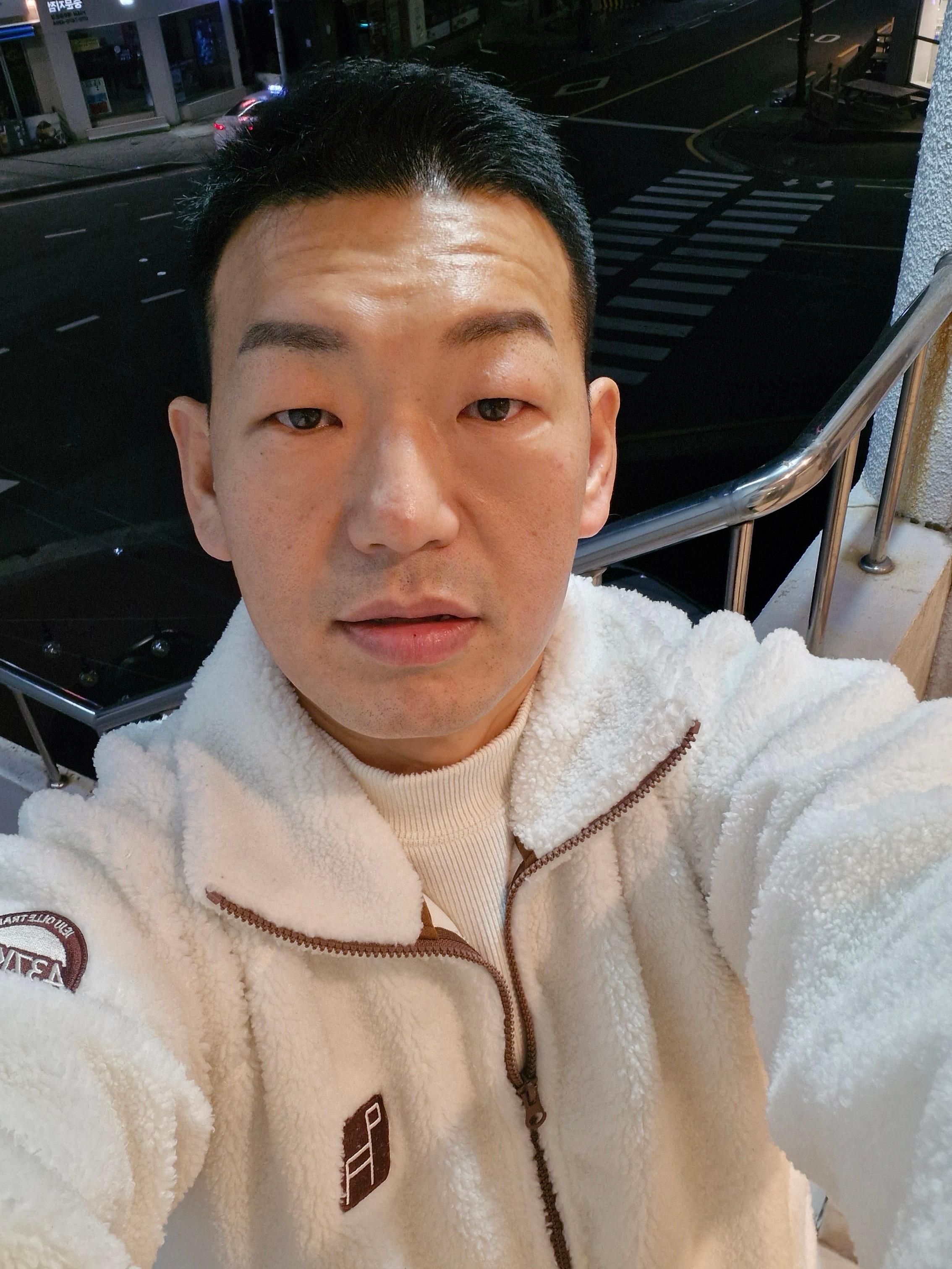 김종민 호스트