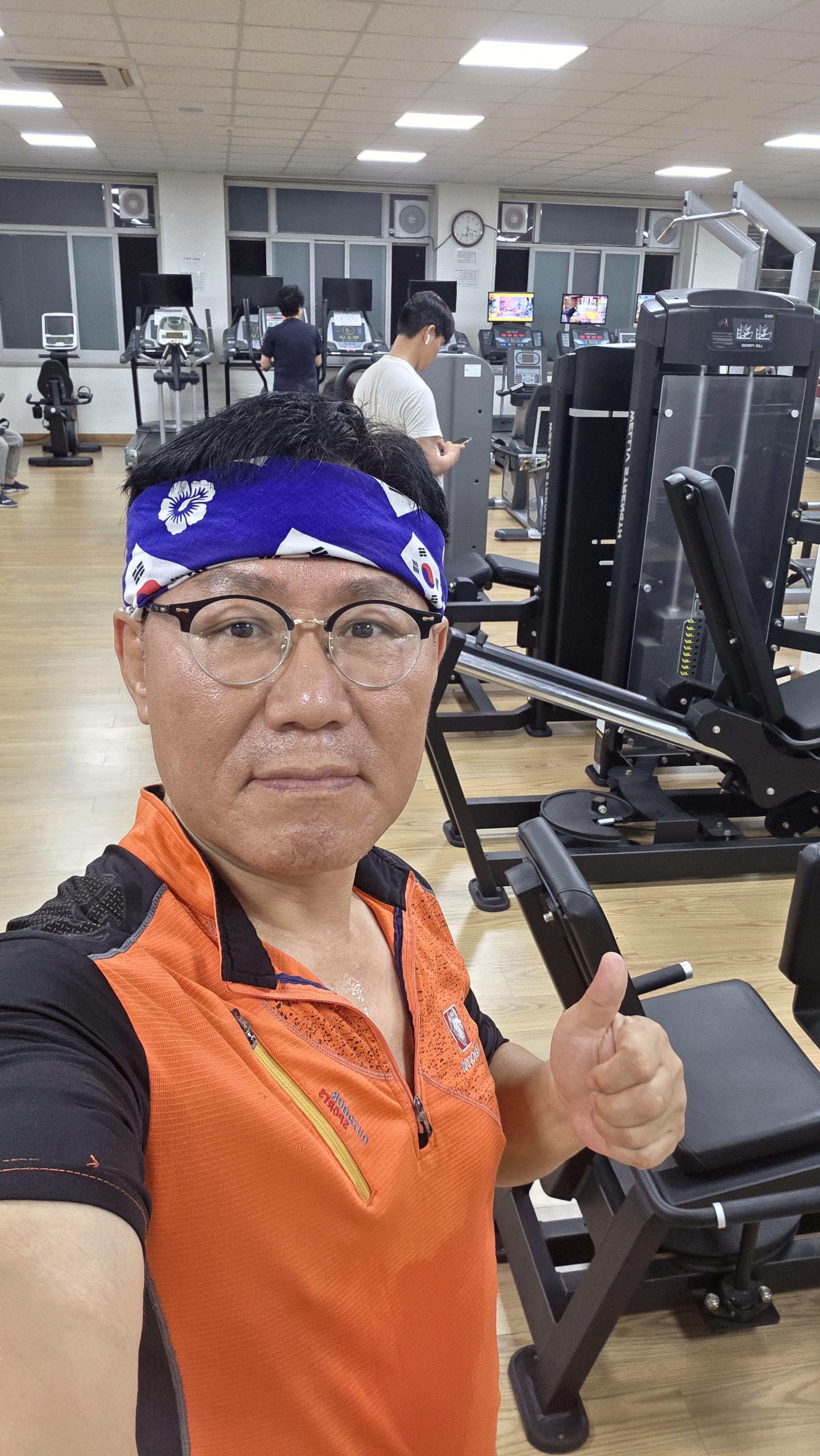 양병일 호스트