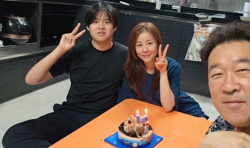 김희영 호스트