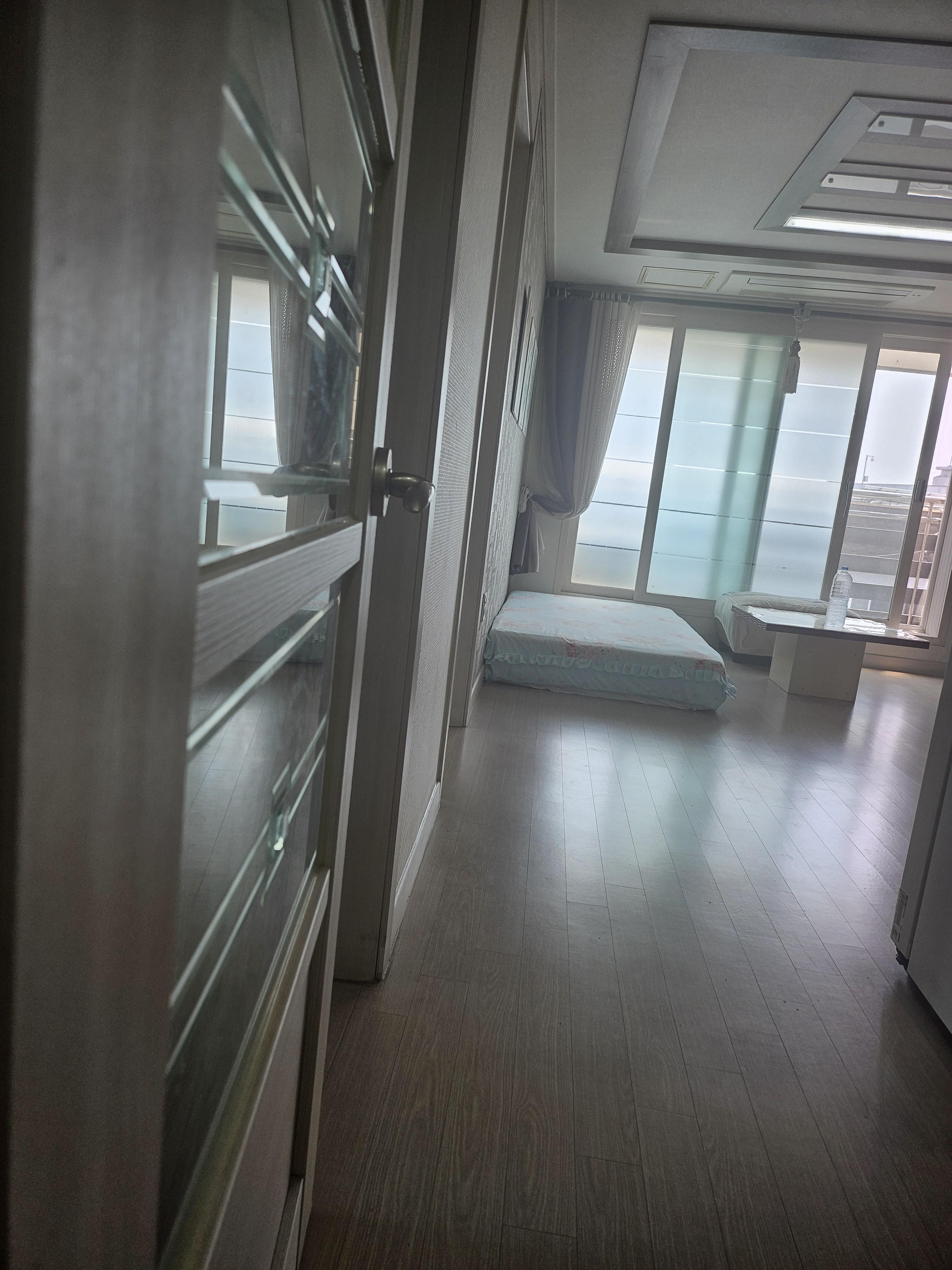 롯데몰 건물앞에서 전체4명  사진 3