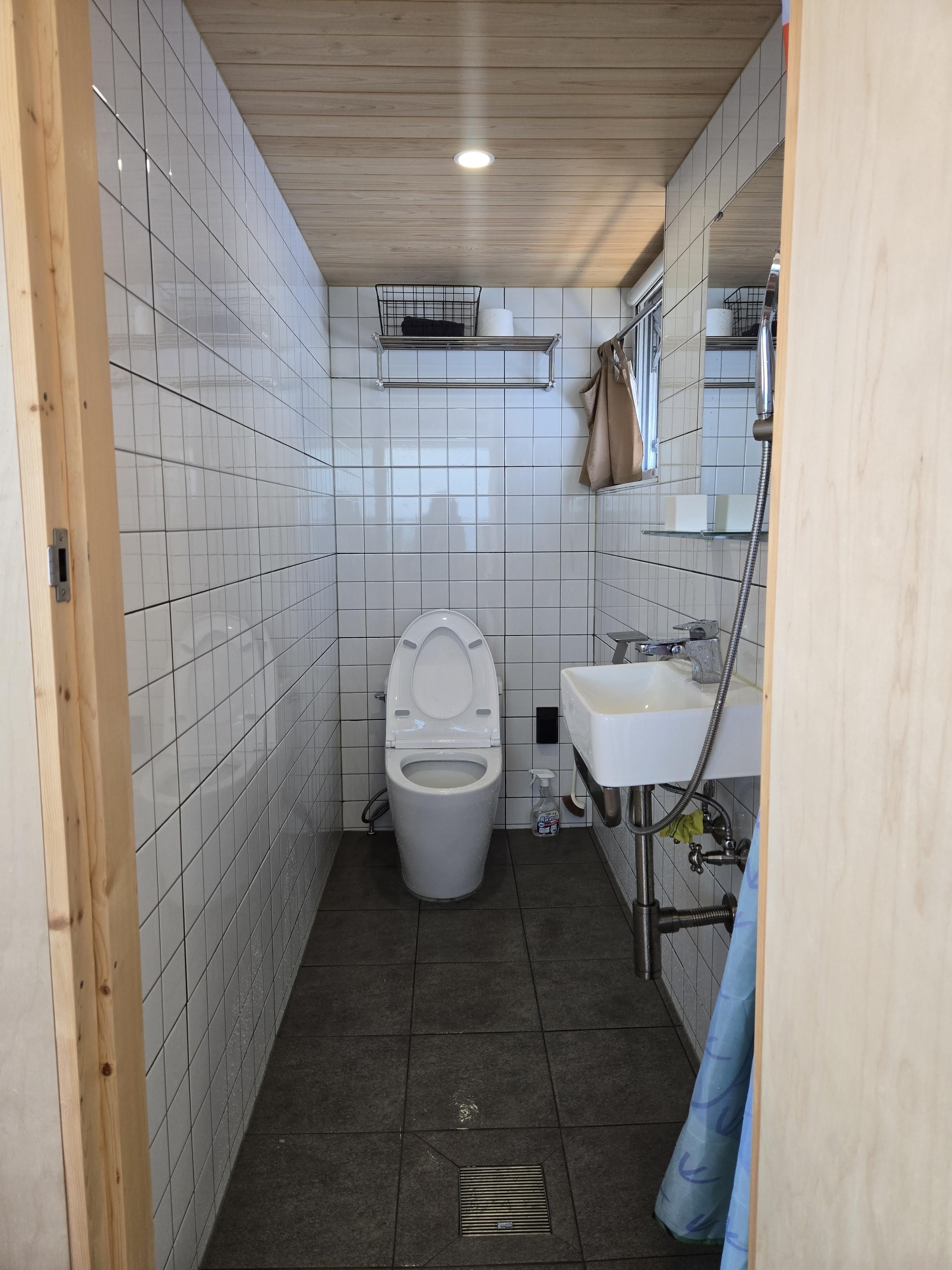 파도가 반짝이는 바다 앞 작은집🏡 사진 3